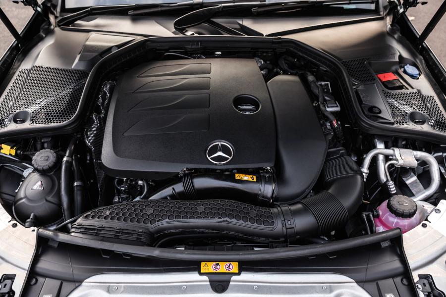 Моторный отсек Mercedes-Benz C200 AMG Line (W205) 2018 года  (AU) (фото 18 из 40)
